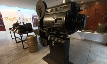 CINE, CIENCIA Y MEMORIA: IMCC IMPULSA CONFERENCIA Y DEVELA PROYECTOR HISTÓRICO EN EL MUSEO DE HISTORIA REGIONAL