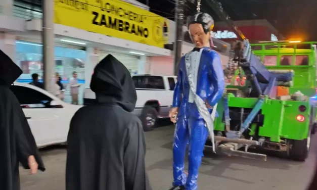 AL RITMO DE TAMBORA ARDE NAWAT ITSARAGRISIL Y EMOCIONA AL PUEBLO EN LA QUEMA DEL MAL HUMOR