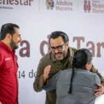 “POR EL BIEN DE TODOS, PRIMERO LOS QUE LO NECESITAN”: JUAN DE DIOS GÁMEZ DURANTE LA ENTREGA DE TARJETAS A ADULTOS MAYORES