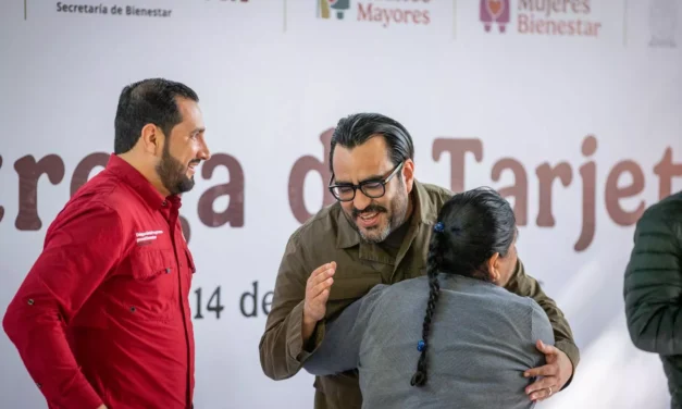 “POR EL BIEN DE TODOS, PRIMERO LOS QUE LO NECESITAN”: JUAN DE DIOS GÁMEZ DURANTE LA ENTREGA DE TARJETAS A ADULTOS MAYORES