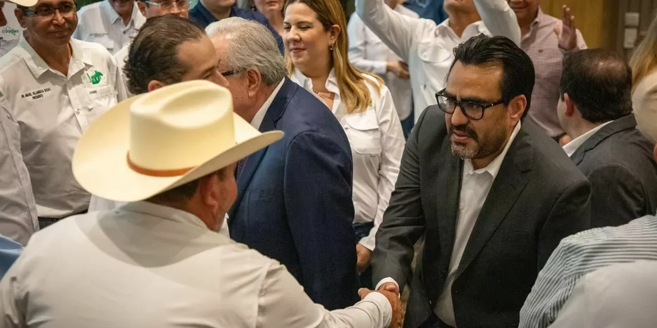 JUAN DE DIOS GÁMEZ MENDÍVIL PARTICIPA EN EL PRIMER INFORME DE JESÚS ALBERTO ROJO PLASCENCIA AL FRENTE DE LA CAADES