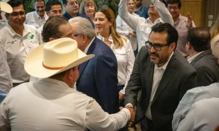 JUAN DE DIOS GÁMEZ MENDÍVIL PARTICIPA EN EL PRIMER INFORME DE JESÚS ALBERTO ROJO PLASCENCIA AL FRENTE DE LA CAADES