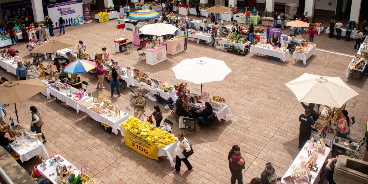 REALIZAN BAZAR MUJERES EN MOVIMIENTO EN EL PATIO DEL AYUNTAMIENTO