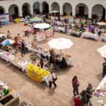REALIZAN BAZAR MUJERES EN MOVIMIENTO EN EL PATIO DEL AYUNTAMIENTO