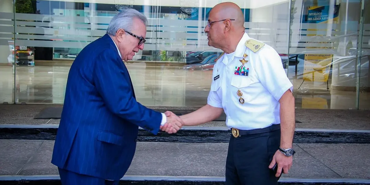 GOBERNADOR ROCHA MOYA IMPARTE CONFERENCIA MAGISTRAL EN EL CENTRO DE ESTUDIOS SUPERIORES NAVALES