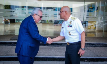 GOBERNADOR ROCHA MOYA IMPARTE CONFERENCIA MAGISTRAL EN EL CENTRO DE ESTUDIOS SUPERIORES NAVALES