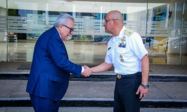 GOBERNADOR ROCHA MOYA IMPARTE CONFERENCIA MAGISTRAL EN EL CENTRO DE ESTUDIOS SUPERIORES NAVALES