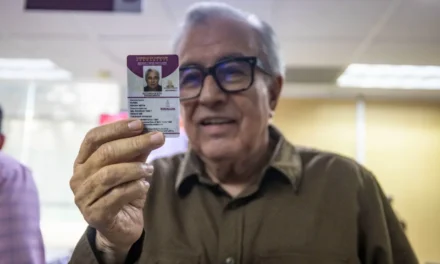 GOBERNADOR ROCHA TRAMITA SU LICENCIA PERMANENTE