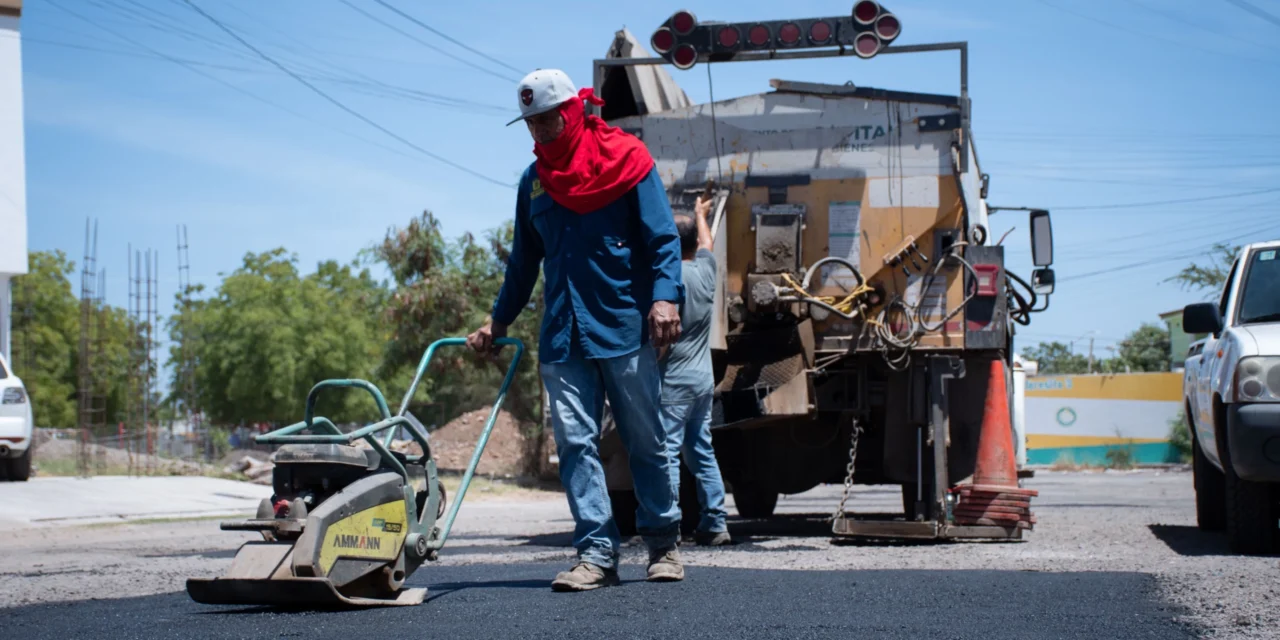 REFUERZA AYUNTAMIENTO TRABAJOS DE REHABILITACIÓN DE VIALIDADES EN DISTINTOS SECTORES DE CULIACÁN