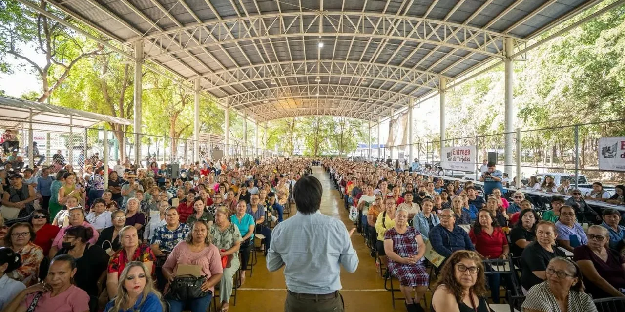 «ES UN RECONOCIMIENTO AL TRABAJO Y ESFUERZO DE TODAS LAS MUJERES»: JUAN DE DIOS GÁMEZ DURANTE LA ENTREGA DE TARJETAS DE PENSIONES MUJERES BIENESTAR