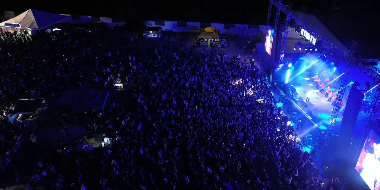 DISFRUTAN CONCIERTO DE PANCHO BARRAZA