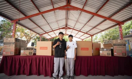 “GRACIAS PRESIDENTE, POR TOMARNOS EN CUENTA Y CUMPLIR SU PALABRA; CON ELLO ES UN EJEMPLO PARA TODOS NOSOTROS»: ALUMNOS BENEFICIARIOS CON EQUIPAMIENTO