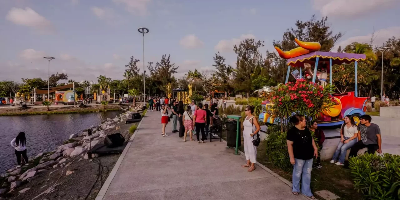 LOCALES Y TURISTAS TRANSITAN SOBRE EL SENDERO DE PAZ Y DISFRUTAN EL BRILLO DEL CARNAVAL DE MAZATLÁN