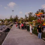 LOCALES Y TURISTAS TRANSITAN SOBRE EL SENDERO DE PAZ Y DISFRUTAN EL BRILLO DEL CARNAVAL DE MAZATLÁN