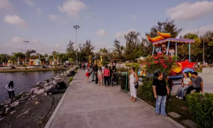 LOCALES Y TURISTAS TRANSITAN SOBRE EL SENDERO DE PAZ Y DISFRUTAN EL BRILLO DEL CARNAVAL DE MAZATLÁN