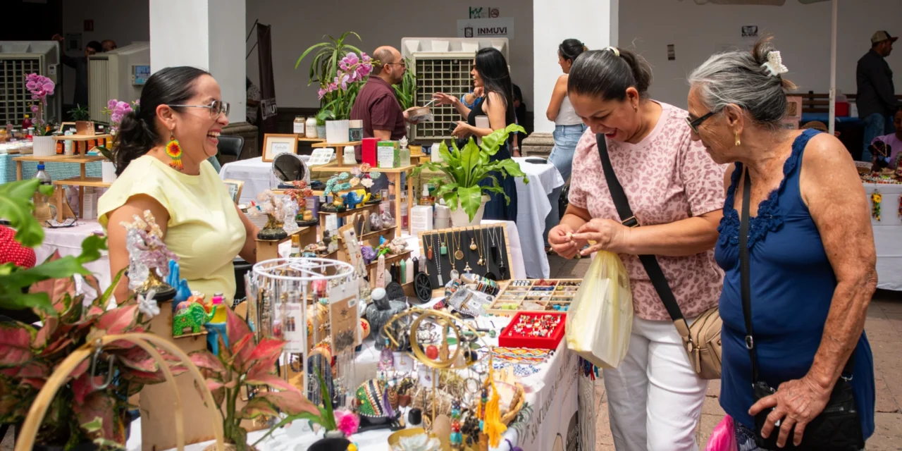 REALIZAN SEGUNDA EDICIÓN DEL AÑO DEL BAZAR “MUJERES EMPRENDEDORAS POR EL BIENESTAR” EN EL AYUNTAMIENTO