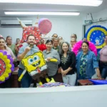 TALLER DE ELABORACIÓN DE PIÑATAS REÚNE A COMITÉS VECINALES POR EL MES DE LA NIÑEZ