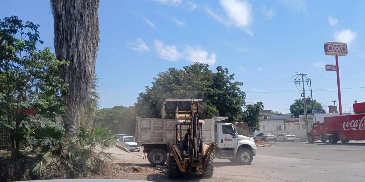 REFUERZA AYUNTAMIENTO LIMPIEZA Y DESAZOLVE EN ARROYOS, CANALES Y AFLUENTES DE DISTINTOS SECTORES DE CULIACÁN