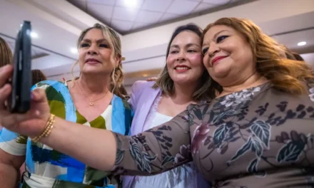ENTREGA LA GOBERNADORA YERALDINE LA MEDALLA “MAESTRO RAFAEL RAMÍREZ” A DOCENTES CON 30 AÑOS DE SERVICIO