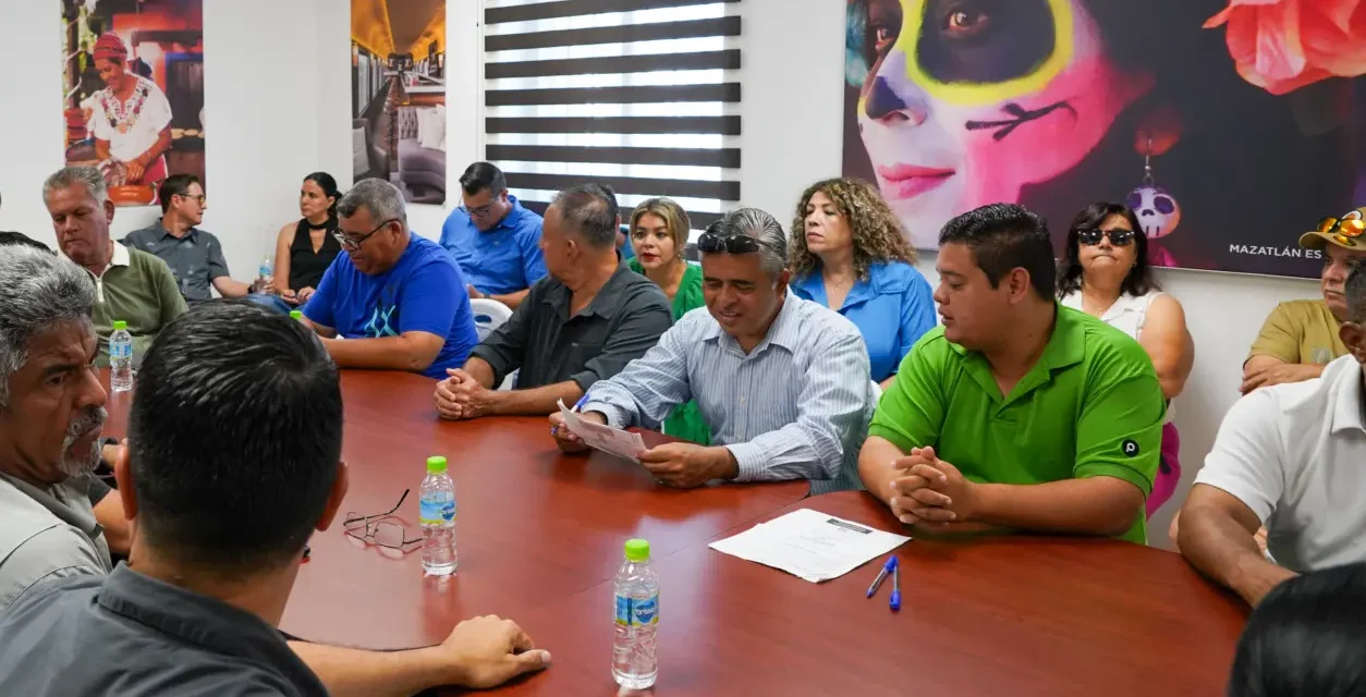 ENTREGA SECTUR CREDENCIALES DE GUÍAS DE TURISTAS CERTIFICADOS EN MAZATLÁN
