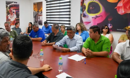 ENTREGA SECTUR CREDENCIALES DE GUÍAS DE TURISTAS CERTIFICADOS EN MAZATLÁN