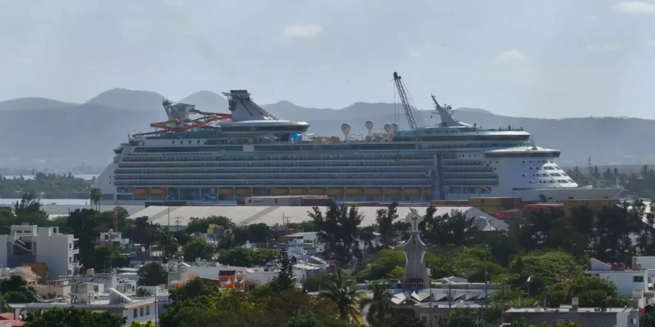 LLEGA A MAZATLÁN EL «NAVIGATOR OF THE SEAS», EL PRIMER CRUCERO DEL MES DE MAYO