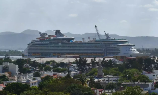 LLEGA A MAZATLÁN EL «NAVIGATOR OF THE SEAS», EL PRIMER CRUCERO DEL MES DE MAYO