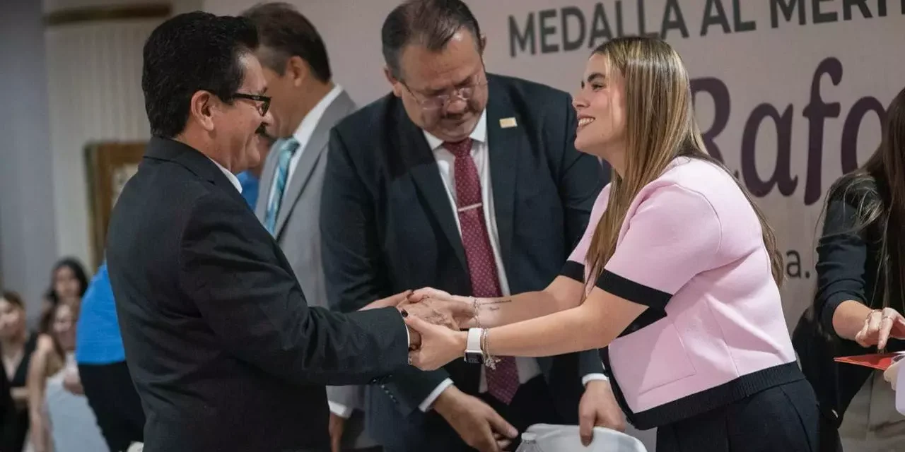 ENCABEZAN ALCALDESA ANA MIRIAM RAMOS Y LA GOBERNADORA YERALDINE BONILLA RECONOCIMIENTO AL MÉRITO DOCENTE EN CULIACÁN