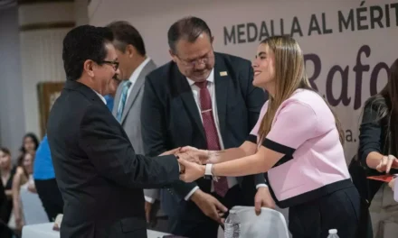 ENCABEZAN ALCALDESA ANA MIRIAM RAMOS Y LA GOBERNADORA YERALDINE BONILLA RECONOCIMIENTO AL MÉRITO DOCENTE EN CULIACÁN