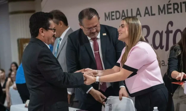 ENCABEZAN ALCALDESA ANA MIRIAM RAMOS Y LA GOBERNADORA YERALDINE BONILLA RECONOCIMIENTO AL MÉRITO DOCENTE EN CULIACÁN