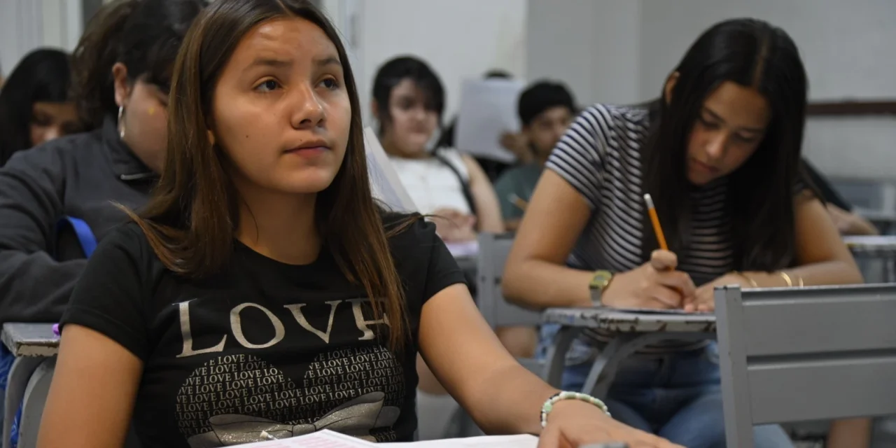 CON GRAN RESPUESTA Y ORGANIZACIÓN, LA UAS APLICA EXAMEN DE DIAGNÓSTICO A MILES DE ASPIRANTES DE BACHILLERATO