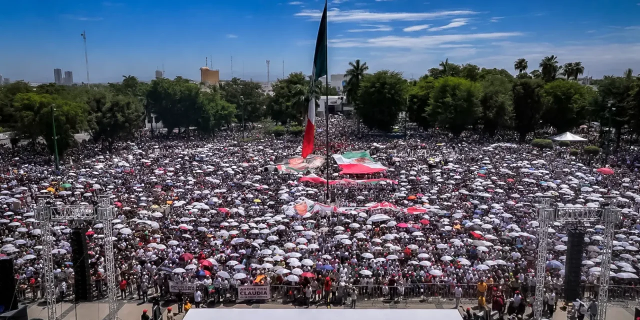 MÁS DE 45 MIL SINALOENSES LLENAN LA EXPLANADA DE GOBIERNO PARA ACOMPAÑAR EL MENSAJE DE LA PRESIDENTA CLAUDIA SHEINBAUM