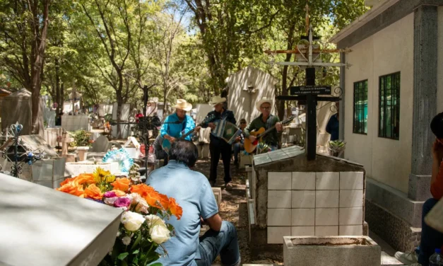 FAMILIAS ACUDEN A LOS PANTEONES DE CULIACÁN EN UN AMBIENTE ORDENADO Y DE TRADICIÓN POR EL DÍA DE LAS MADRES