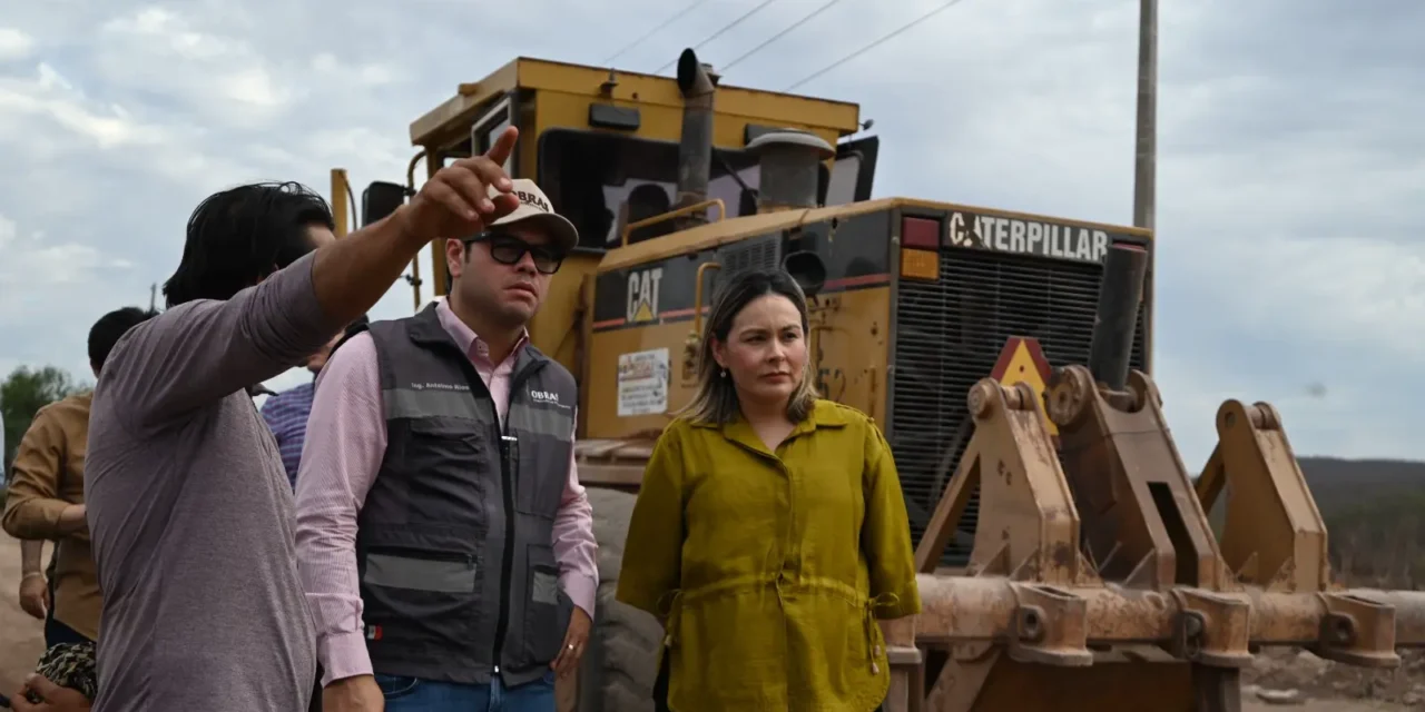 SUPERVISA GOBERNADORA YERALDINE CONSTRUCCIÓN DE CARRETERA EN MOCORITO