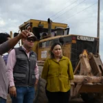 SUPERVISA GOBERNADORA YERALDINE CONSTRUCCIÓN DE CARRETERA EN MOCORITO