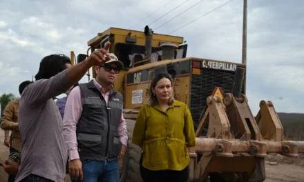 SUPERVISA GOBERNADORA YERALDINE CONSTRUCCIÓN DE CARRETERA EN MOCORITO