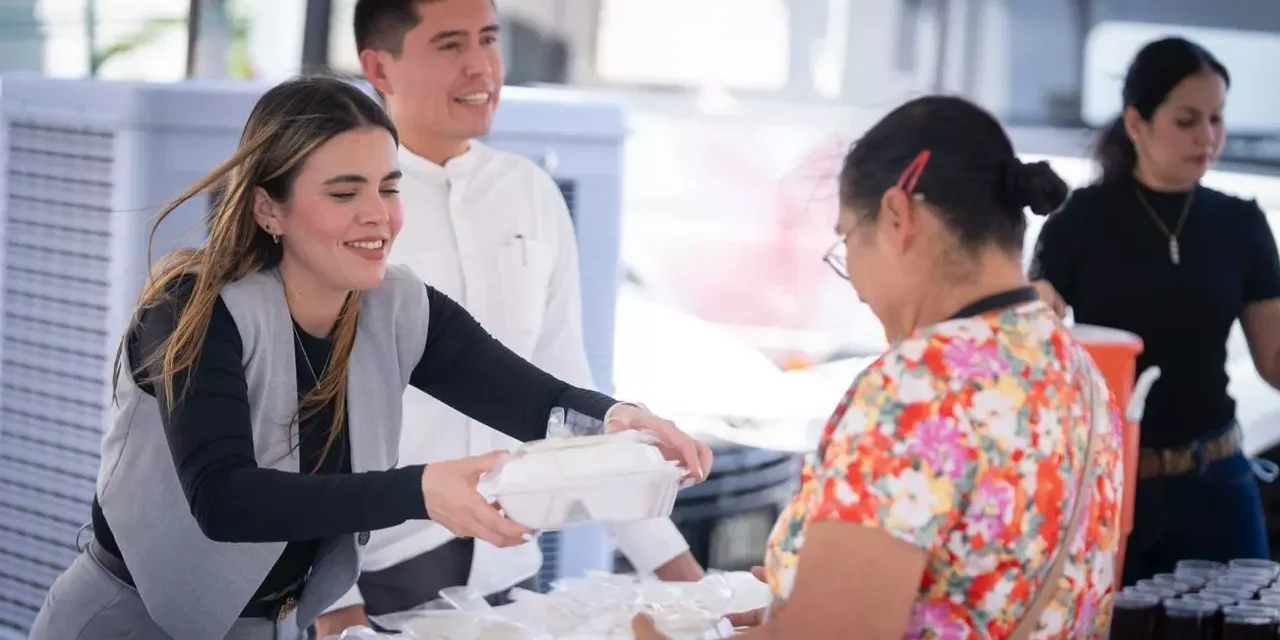 DIF BIENESTAR CULIACÁN Y LA ALCALDESA ANA MIRIAM RAMOS ACOMPAÑAN CON ALIMENTO CALIENTE A FAMILIAS EN EL HOSPITAL REGIONAL NO. 1 DEL IMSS