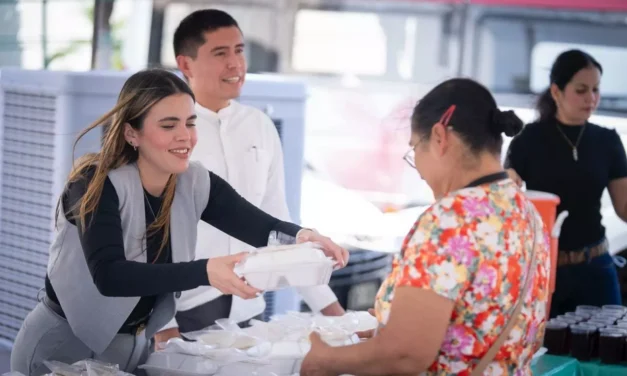 DIF BIENESTAR CULIACÁN Y LA ALCALDESA ANA MIRIAM RAMOS ACOMPAÑAN CON ALIMENTO CALIENTE A FAMILIAS EN EL HOSPITAL REGIONAL NO. 1 DEL IMSS