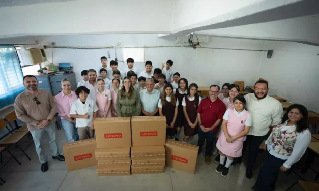 ANA MIRIAM RAMOS ENTREGA 10 EQUIPOS DE CÓMPUTO A LA ESCUELA SECUNDARIA GENERAL NO. 5; “YA NO VAMOS A BATALLAR”