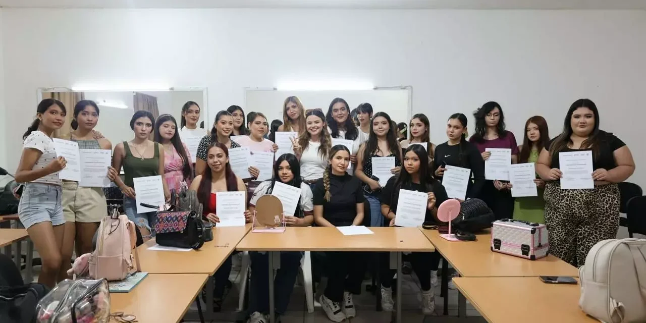 GOBIERNO DEL ESTADO IMPULSA CAPACITACIÓN EN MAQUILLAJE PARA JÓVENES DE ELOTA