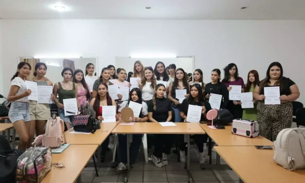 GOBIERNO DEL ESTADO IMPULSA CAPACITACIÓN EN MAQUILLAJE PARA JÓVENES DE ELOTA