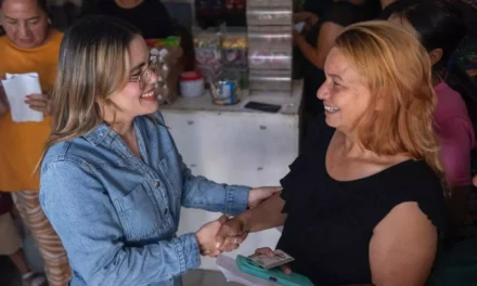 ANA MIRIAM RAMOS ENTREGA APOYO POR 117 MIL PESOS AL GRUPO “CHICAS BICENTENARIO”
