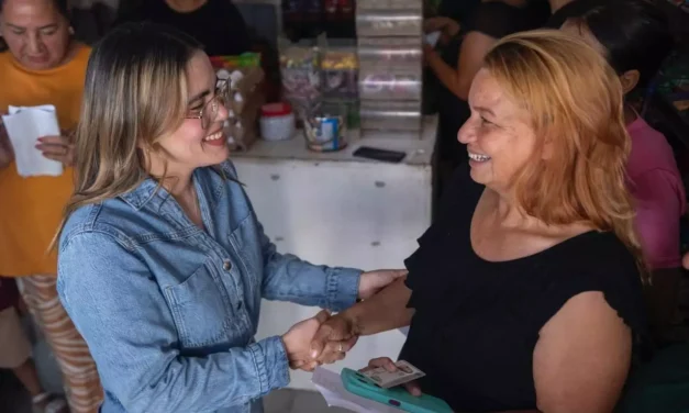 ANA MIRIAM RAMOS ENTREGA APOYO POR 117 MIL PESOS AL GRUPO “CHICAS BICENTENARIO”