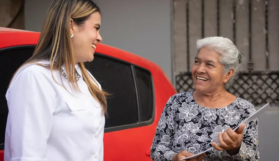“ESTE DOCUMENTO ES TODO PARA MÍ”; RECIBEN FAMILIAS DE LA BICENTENARIO SUS ESCRITURAS TRAS 16 AÑOS DE ESPERA