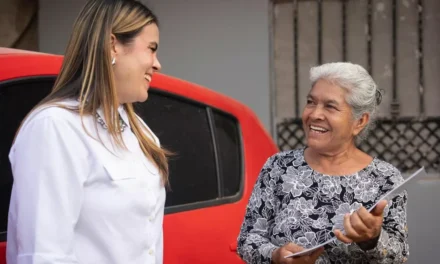 “ESTE DOCUMENTO ES TODO PARA MÍ”; RECIBEN FAMILIAS DE LA BICENTENARIO SUS ESCRITURAS TRAS 16 AÑOS DE ESPERA