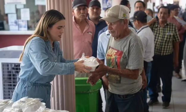 A TRAVÉS DE ALAJIBUA, ANA MIRIAM RAMOS ACOMPAÑA Y BRINDA UN MOMENTO DE ALIVIO A FAMILIAS EN EL HOSPITAL CIVIL
