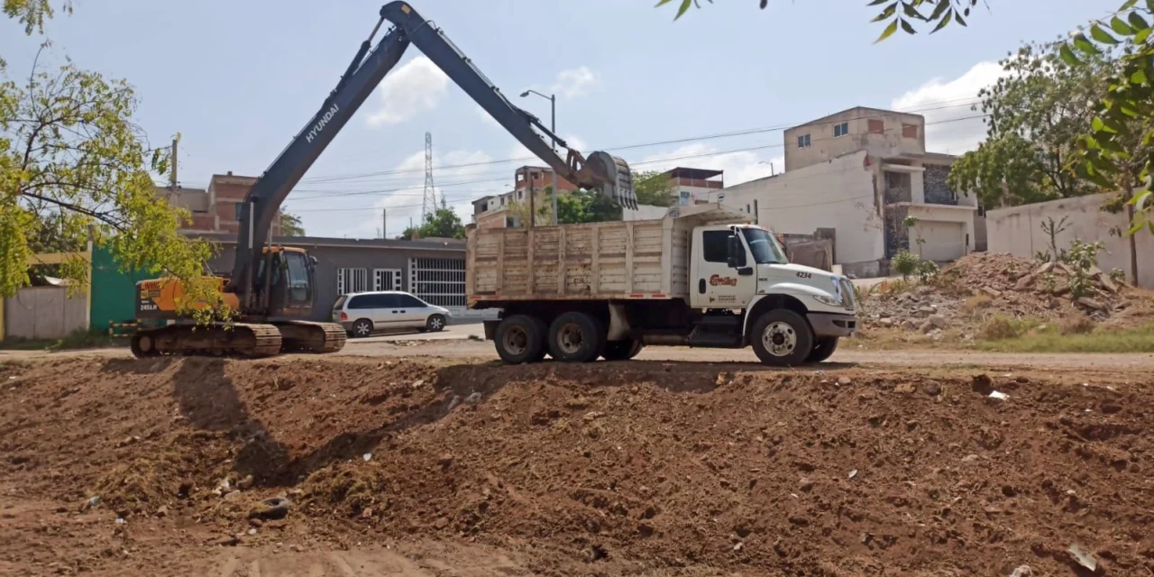REFUERZAN LABORES PREVENTIVAS CON LIMPIEZA Y DESAZOLVE EN ARROYOS Y DRENES DE CULIACÁN