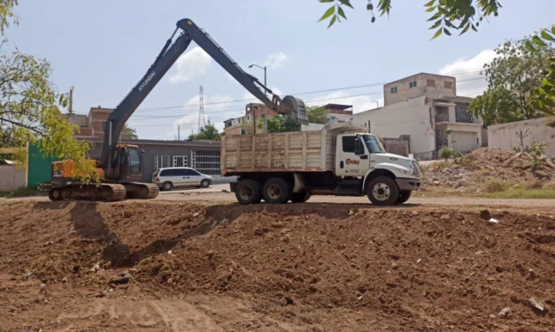 REFUERZAN LABORES PREVENTIVAS CON LIMPIEZA Y DESAZOLVE EN ARROYOS Y DRENES DE CULIACÁN