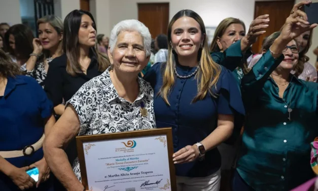 RECONOCEN TRAYECTORIA DE MARTHA ALICIA ARAUJO CON LA MEDALLA AL MÉRITO MARÍA TERESA ZAZUETA Y ZAZUETA 2026