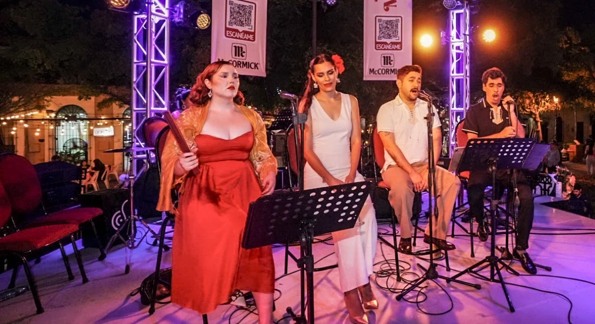 “RECUERDOS Y NOSTALGIA” LLENÓ LA PLAZUELA MACHADO DE EMOCIONES, MÚSICA Y MEMORIAS COMPARTIDAS
